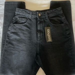 Women’s Boohoo High Waisted Mom Jeans. Size 8 in black.